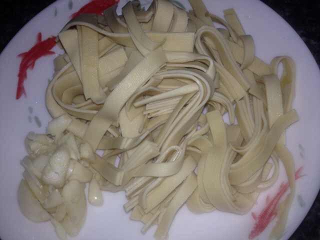 云耳炒豆腐皮白菜,1.豆腐皮洗干净切成稍宽点的丝,如图