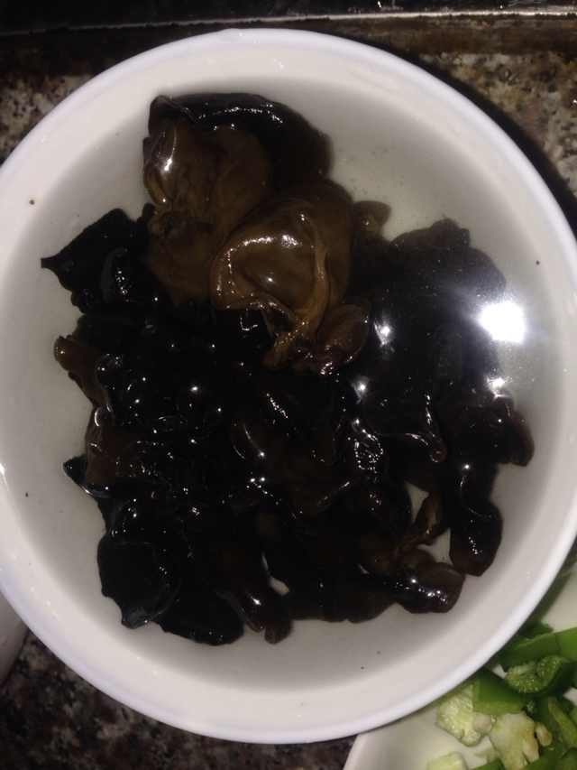 云耳炒豆腐皮白菜,2.云耳泡水好后洗干净,如图