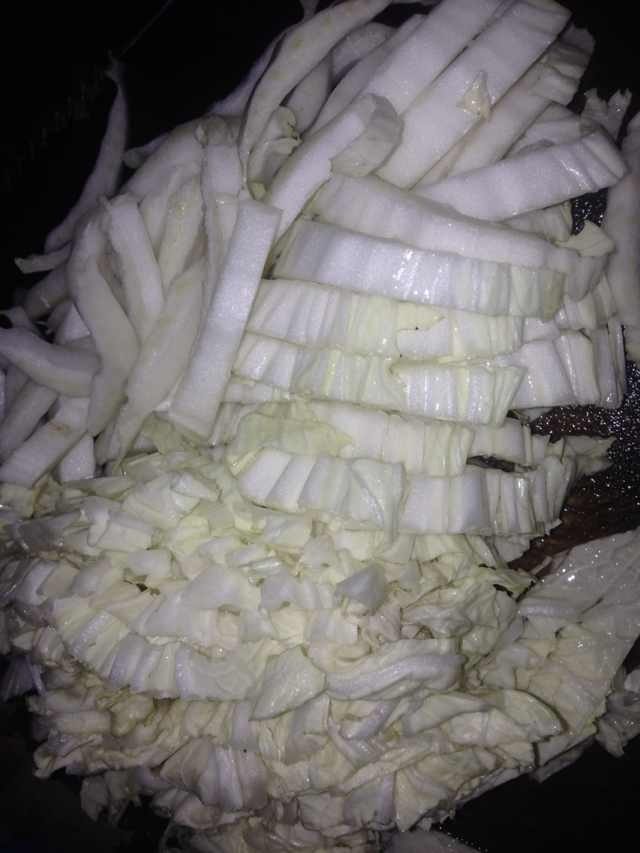 云耳炒豆腐皮白菜,3.白菜洗干净后切成稍宽的条,如图