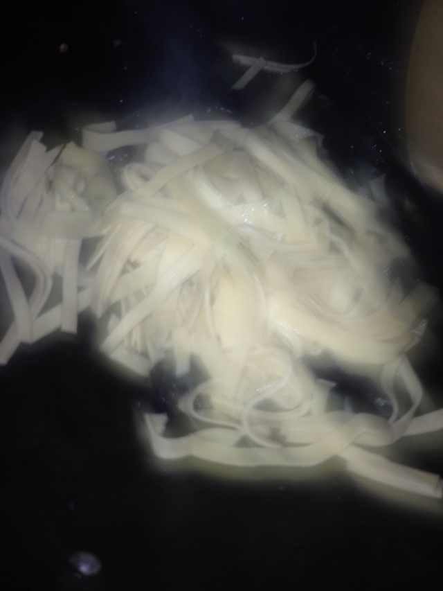 云耳炒豆腐皮白菜,5.云耳炒一分左右放入豆腐皮,如图