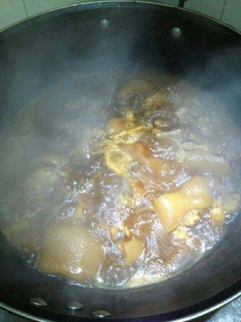 红烧猪手,再倒回锅里大火收干汁,加一点盐和鸡精即可