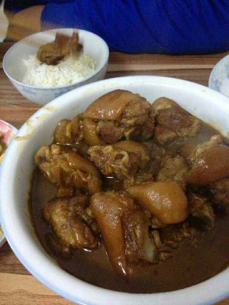 红烧猪手,撒点葱花更香,可惜忘了买。能吃好多饭噢。