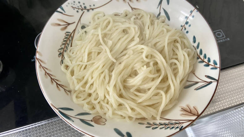 豆腐卤面➕肉末豆腐汤卤面,沥水盛出装盘,不用过凉水
