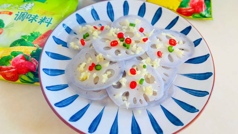 姜汁莲藕,撒上小米辣,淋上香油即可食用