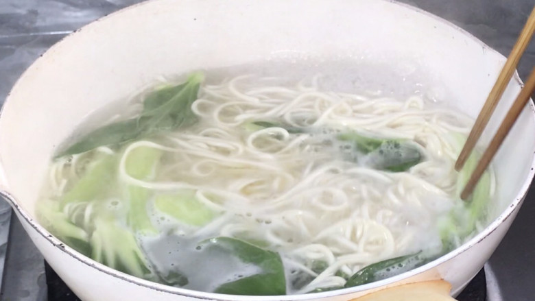 豆腐卤面,加入青菜,拌匀煮沸至熟