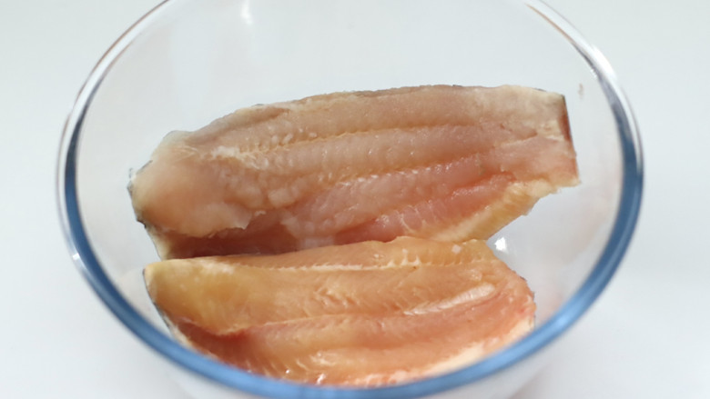 香酥风味鱼排(空气炸锅版),把<a style='color:red;display:inline-block;' href='/shicai/ 5831'>巴沙鱼</a>洗净后放入容器中。