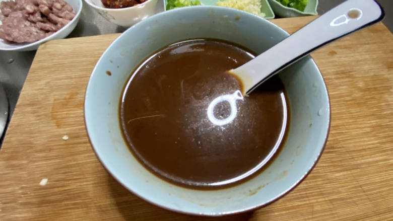 鱼香茄子盖饭,准备料汁(我原来是一张张图片详细描写调料怎么加,不过网厨要求合并,不然过不了审):一汤匙<a style='color:red;display:inline-block;' href='/shicai/ 788'>生抽</a>,一汤匙<a style='color:red;display:inline-block;' href='/shicai/ 718'>料酒</a>,两汤匙<a style='color:red;display:inline-block;' href='/shicai/ 768'>香醋</a>,一茶匙<a style='color:red;display:inline-block;' href='/shicai/ 762'>老抽</a>,一茶匙<a style='color:red;display:inline-block;' href='/shicai/ 3729'>白糖</a>,少许盐和<a style='color:red;display:inline-block;' href='/shicai/ 134296'>白胡椒粉</a>,一汤匙淀粉,小半碗清水搅拌均匀备用。可以尝下咸淡,要稍微淡一点,因为剁椒酱豆瓣酱都很咸