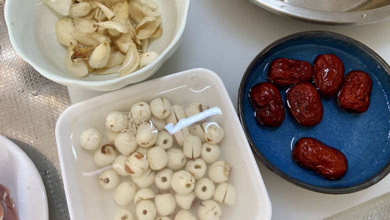 梨子炖肉➕银耳雪梨煲瘦肉,莲子洗净浸泡1小时,干百合浸泡30分钟,红枣浸泡15分钟