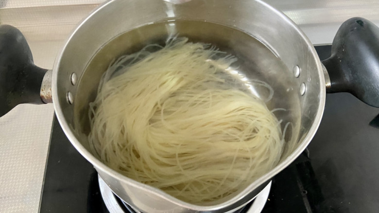 韩式冷面,坐锅烧水,水开下冷面,小火煮2分钟