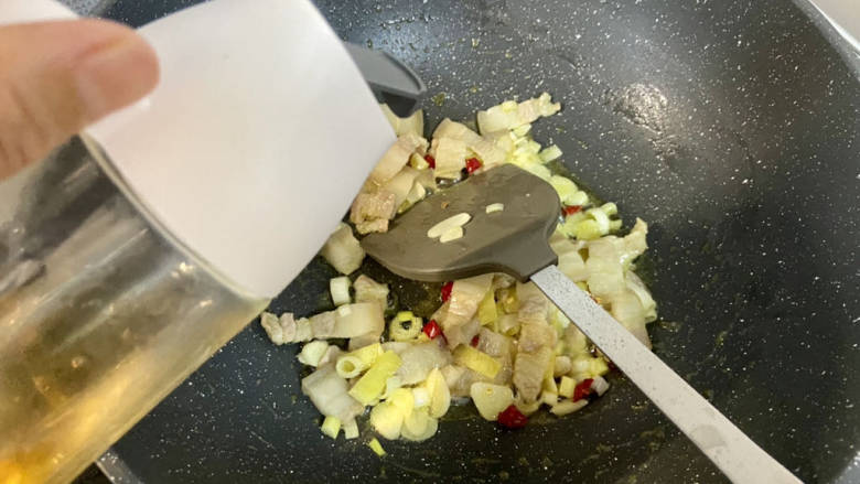 双椒豆干➕双椒五花肉炒豆干,加入一汤匙料酒,煸炒去腥