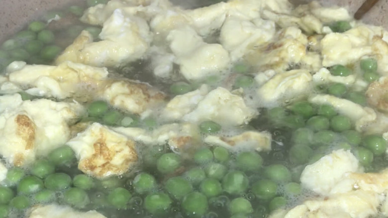 豌豆鸡蛋汤面,加入适量开水,加入鸡蛋煮沸
