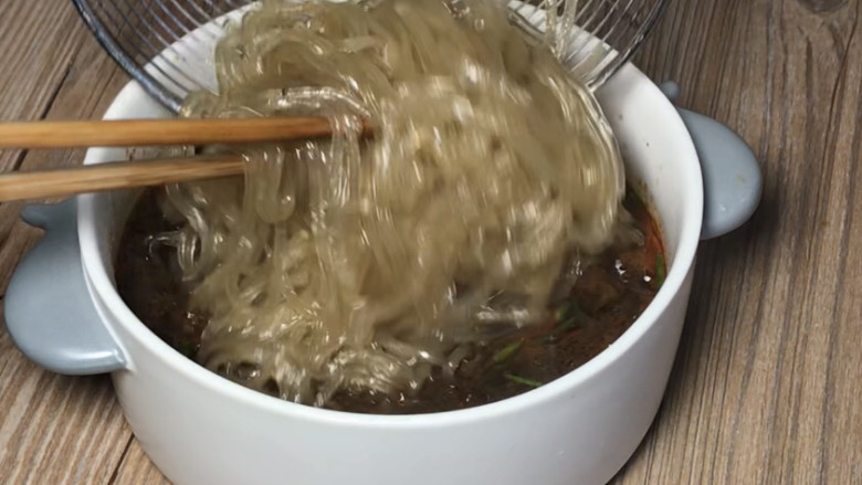 酸汤粉,捞出沥水,放入面碗中,拌匀
