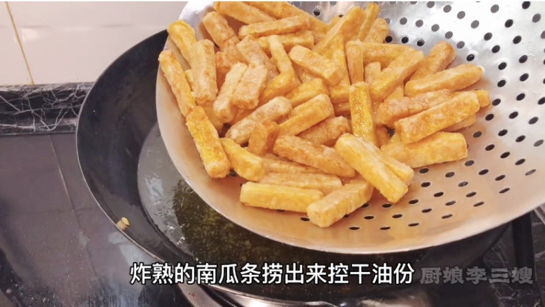 香甜酥脆的蛋黄焗南瓜制作方法,炸至金黄酥脆捞出