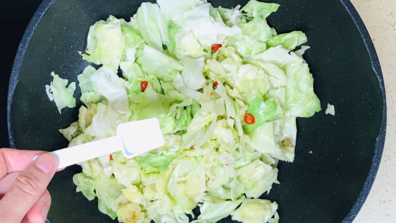 干煸圆白菜,煸炒至蔬菜恹恹,撒入盐调味