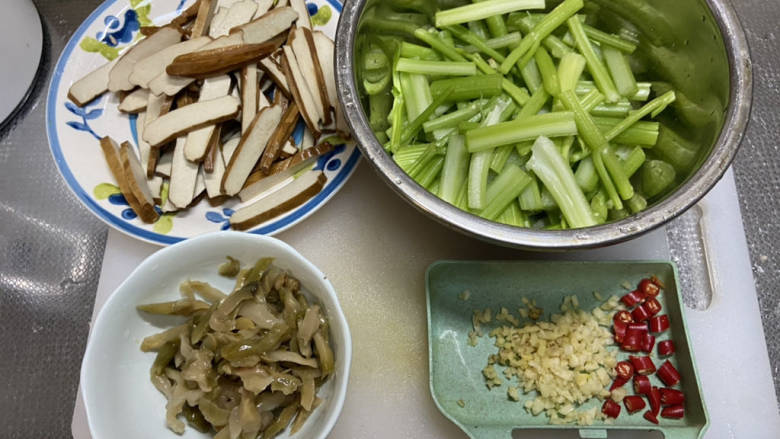 芹菜炒香干➕芹菜榨菜炒香干,芹菜切段，香干切薄片，姜蒜切末，小米辣切圈