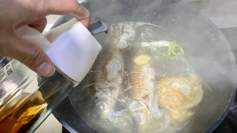 鲫鱼豆腐菇菌汤,加入一汤匙料酒