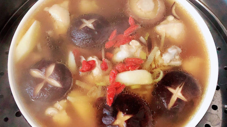 姜葱冬菇蒸滑鸡,将碗中食材搅拌均匀,加入盐、<a style='color:red;display:inline-block;' href='/shicai/ 142822'>枸杞子</a>拌匀,继续蒸10分钟,即可出锅了。