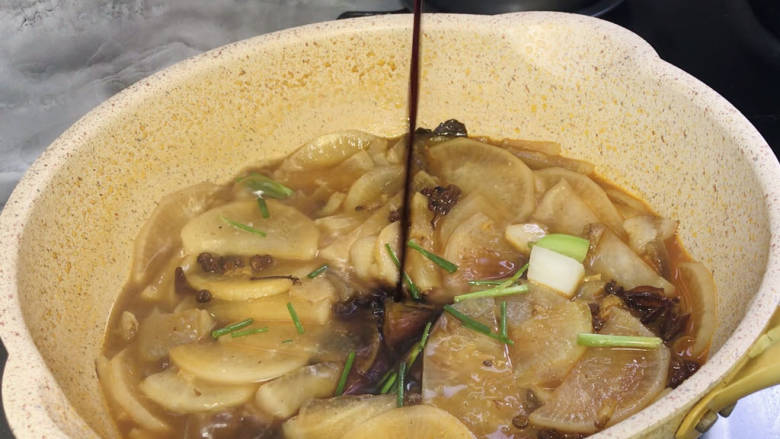猪皮炖萝卜,约15分钟后,肉皮和萝卜熟烂,放入香葱、<a style='color:red;display:inline-block;' href='/shicai/ 788'>生抽</a>拌匀