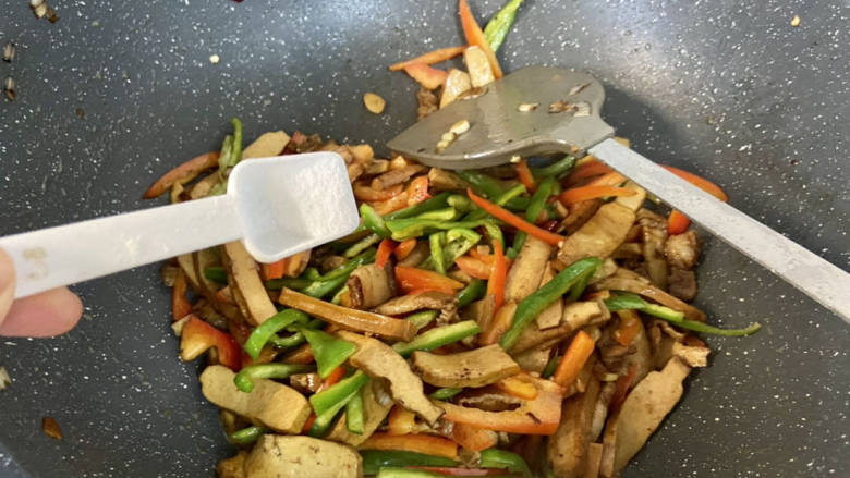 双椒豆干➕双椒五花肉炒豆干,最后根据自己口味补充适量食盐,翻炒均匀,即可出锅