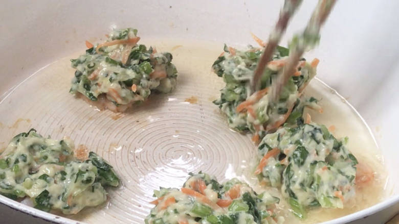 鲜虾蔬菜饼,用筷子把蔬菜糊,挑一筷子放入每个虾仁上