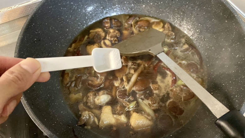 香菇烧鸭肉➕香菇山药烧鸭肉,尝下咸淡,根据自己口味补充少许食盐