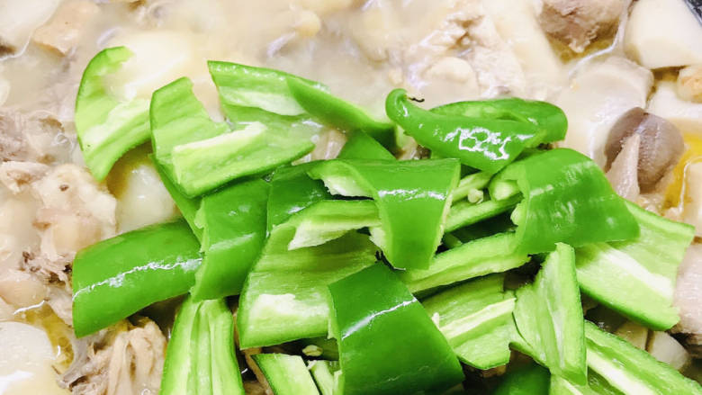 青椒杏鲍菇焖鸡,放入青辣椒