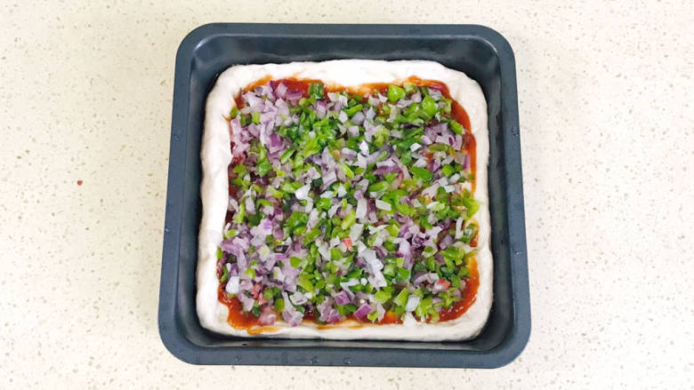 黑胡椒牛排披萨,将蔬菜挤干水分,平铺于上