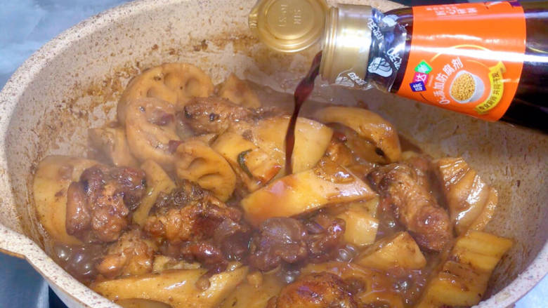 莲藕酱炖鸡腿肉,半小时后拌匀,淋入生抽,拌匀