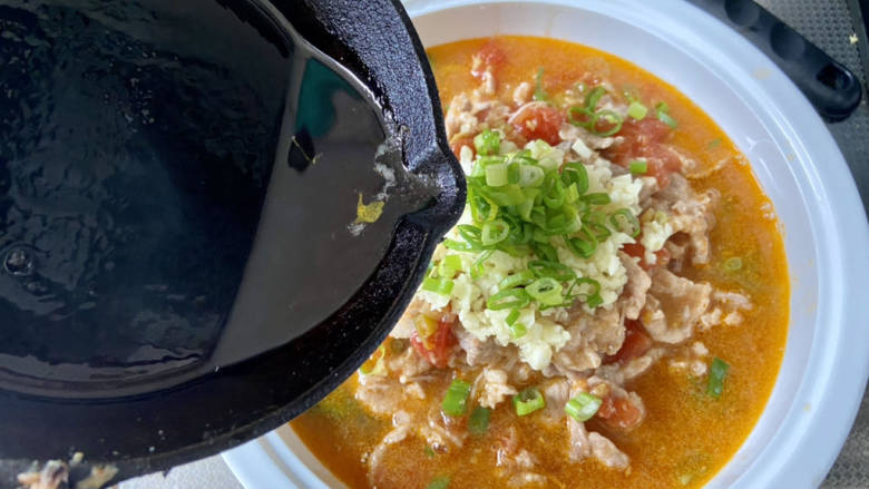 酸汤肉片,油烧到八成热,浇在蒜末葱末上即可。