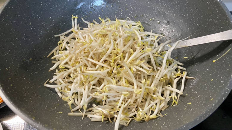 韭菜豆芽炒粉丝➕韭菜豆芽鸡蛋炒粉条,不用再加油,热锅下绿豆芽,大火翻炒炒软盛出