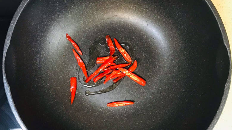 芹菜炒香干,起油锅,加入红辣椒,炒出辣味