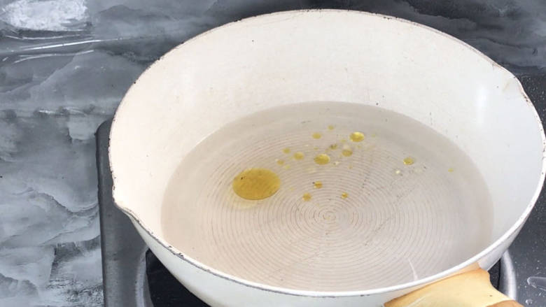 五花肉炒西兰花,起锅烧开水,放入少许盐和油