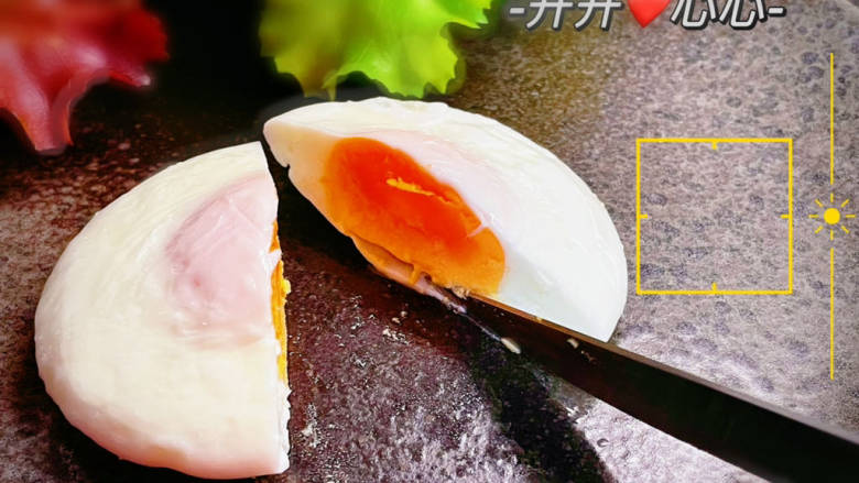 糖心蛋,吃的时候撒少许海盐或椒盐或什么都不放,一个普普通通的水煮蛋是不是立马高大上呢!!