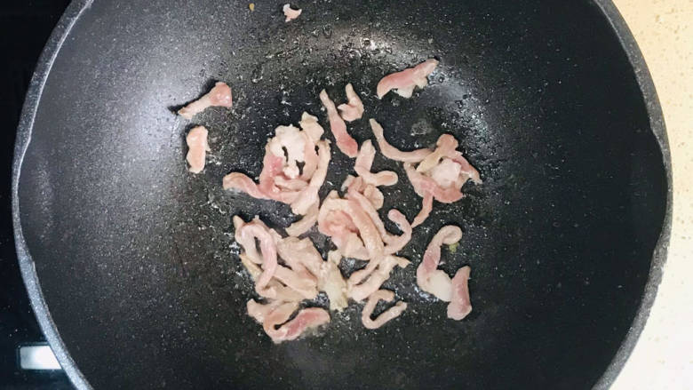 豆芽炒肉丝,起油锅,油烧热,加入肉丝翻炒至变色