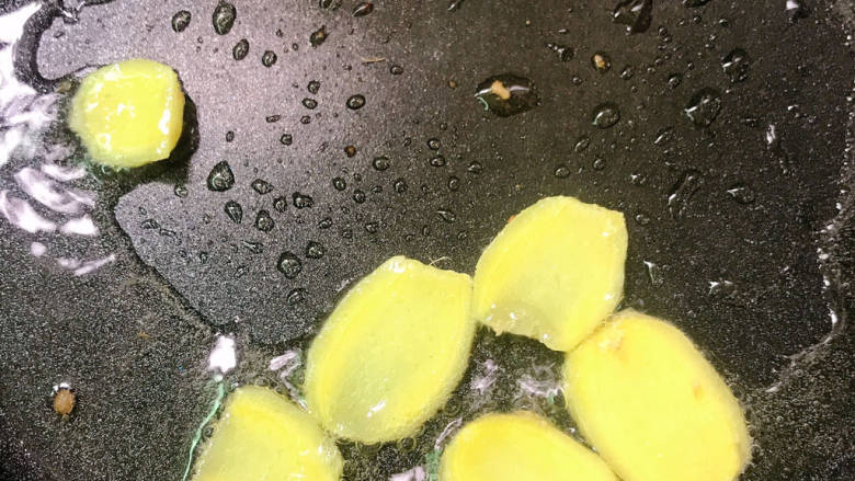 蒜苗炒牛肉,放入姜片炒香