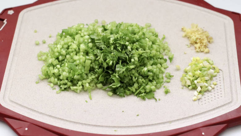 芹菜贝丁饺子,野芹菜去根洗净切碎,葱<a style='color:red;display:inline-block;' href='/shicai/ 37'>姜</a>切碎。