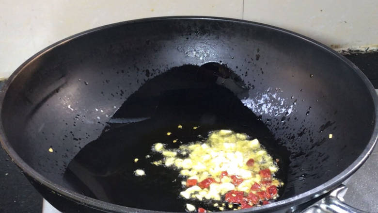 酸辣苕叶,起锅热油,放入蒜末和干辣椒,炒香