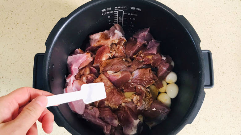 鹌鹑蛋红烧肉,加入盐调味