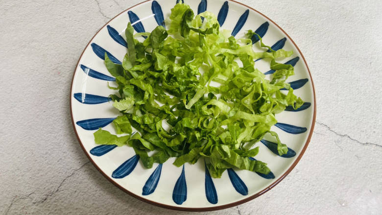 鲜虾仁藜麦果蔬沙拉,生菜切丝,摆入盘中