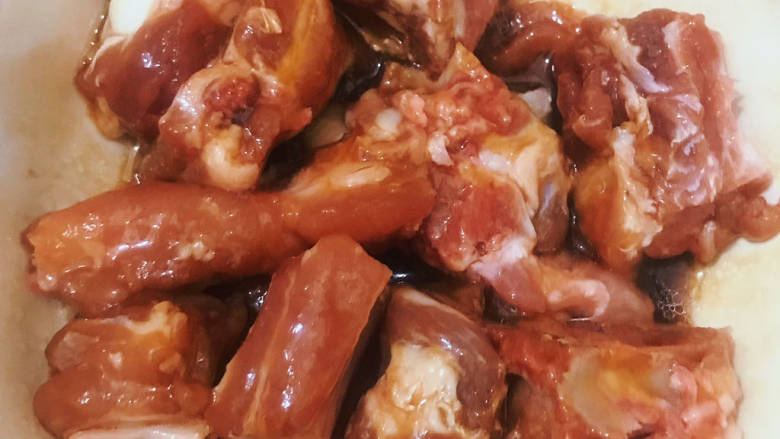 猪肉烧板栗,将酱料与排骨搅拌均匀,腌制约15分钟