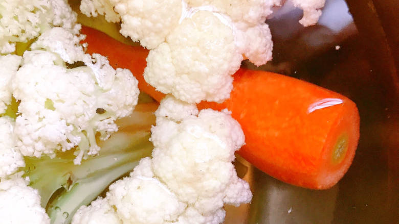 肉末花菜炒饭,胡萝卜削皮,<a style='color:red;display:inline-block;' href='/shicai/ 2629'>花菜</a>洗干净。