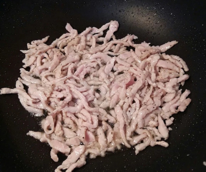 京葱炒肉丝,锅中倒入油,烧热,把肉丝倒入锅中炒,炒至出香味,关火,把肉丝先倒入盘子里备用。