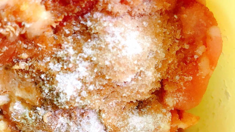 包菜猪肉饺子,加入5克盐