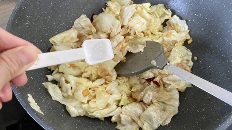 干煸圆白菜,尝下咸淡,根据自己口味,补充少许食盐,翻炒均匀