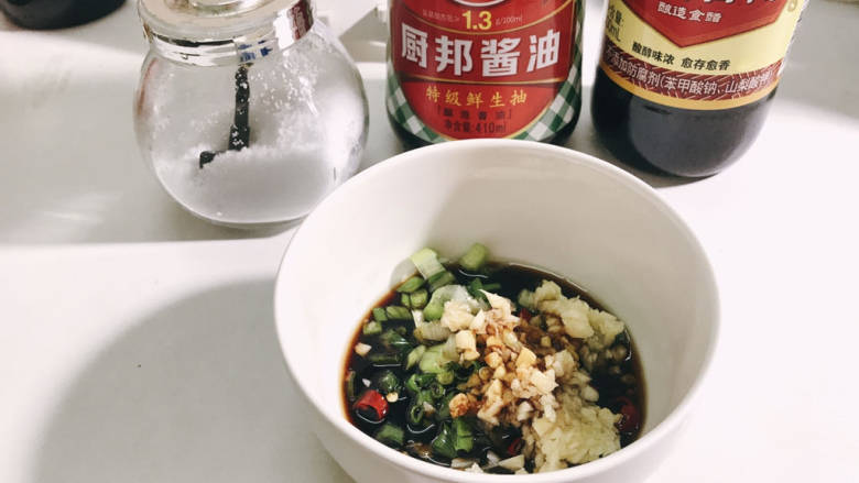 凉拌蒸茄子,加入盐,生抽,香醋