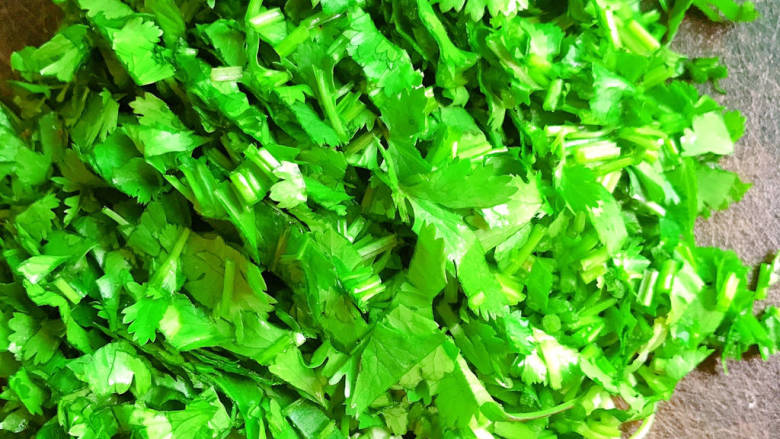 包菜猪肉饺子,切碎