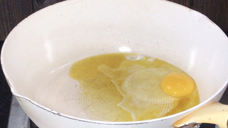 酸豇豆蛋炒饭,起锅热油,打入<a style='color:red;display:inline-block;' href='/shicai/ 9'>鸡蛋</a>,炒散至熟