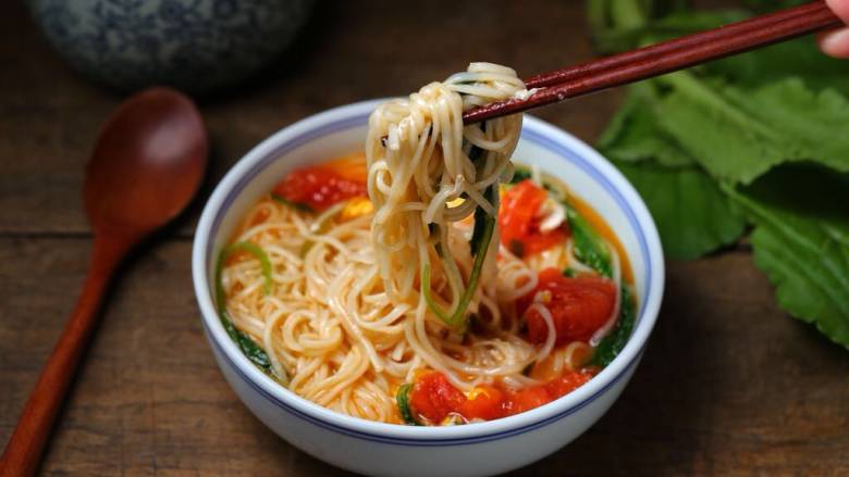青菜鸡蛋面,酸甜开胃营养十足哟!