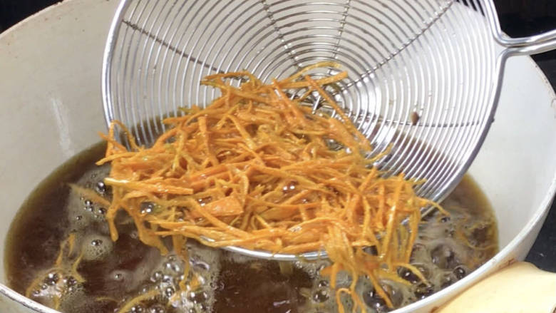 绣球豆腐,再撒入红萝卜丝炸熟,捞出沥油备用