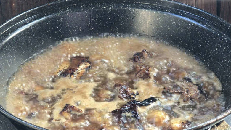 照烧排骨,加入适量热水,拌匀煮沸,转小火,盖上锅盖,炖煮1小时